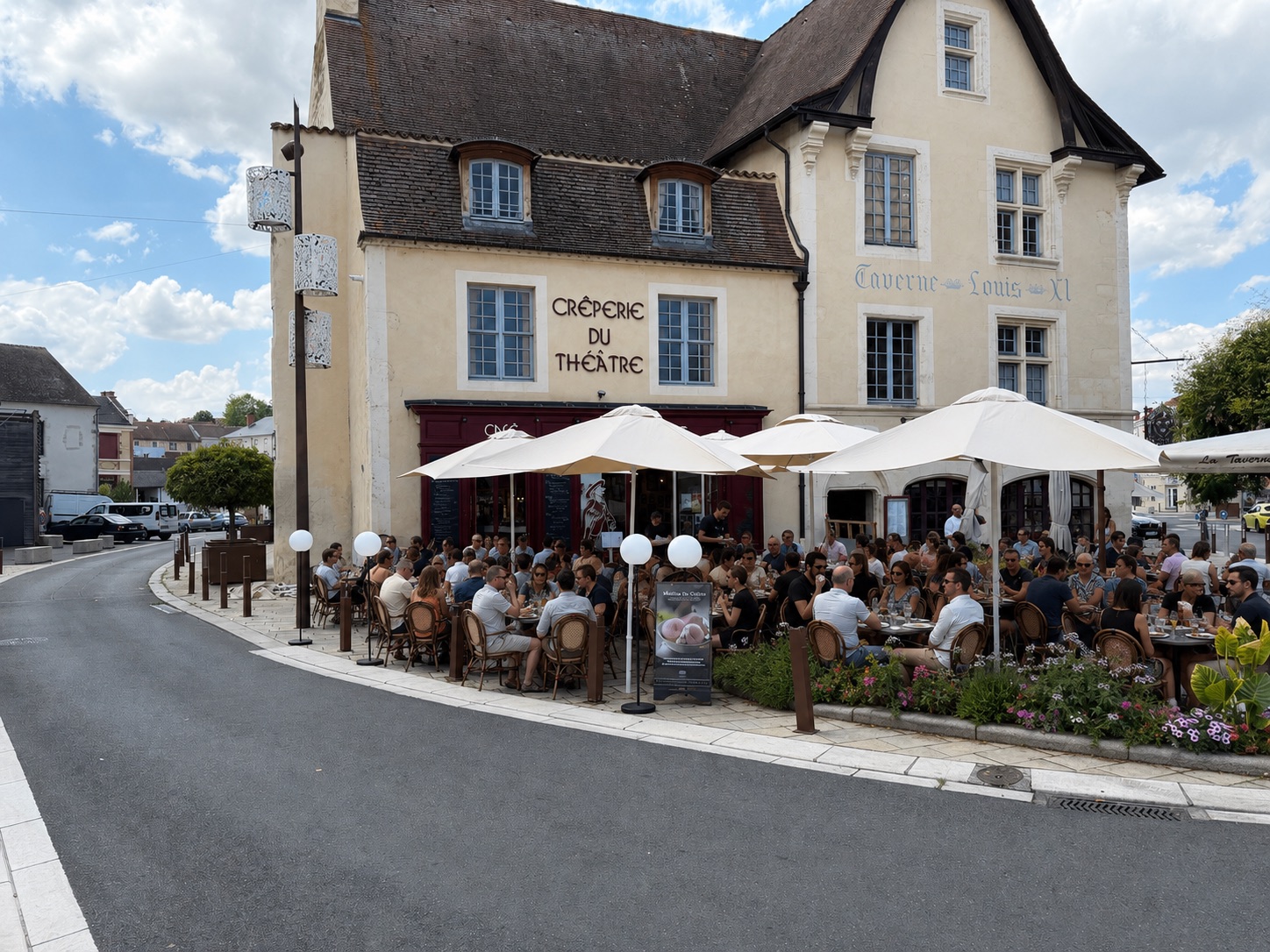 Façade et terrasse de La Crêperie du Théâtre, place Victor Hugo à Cusset