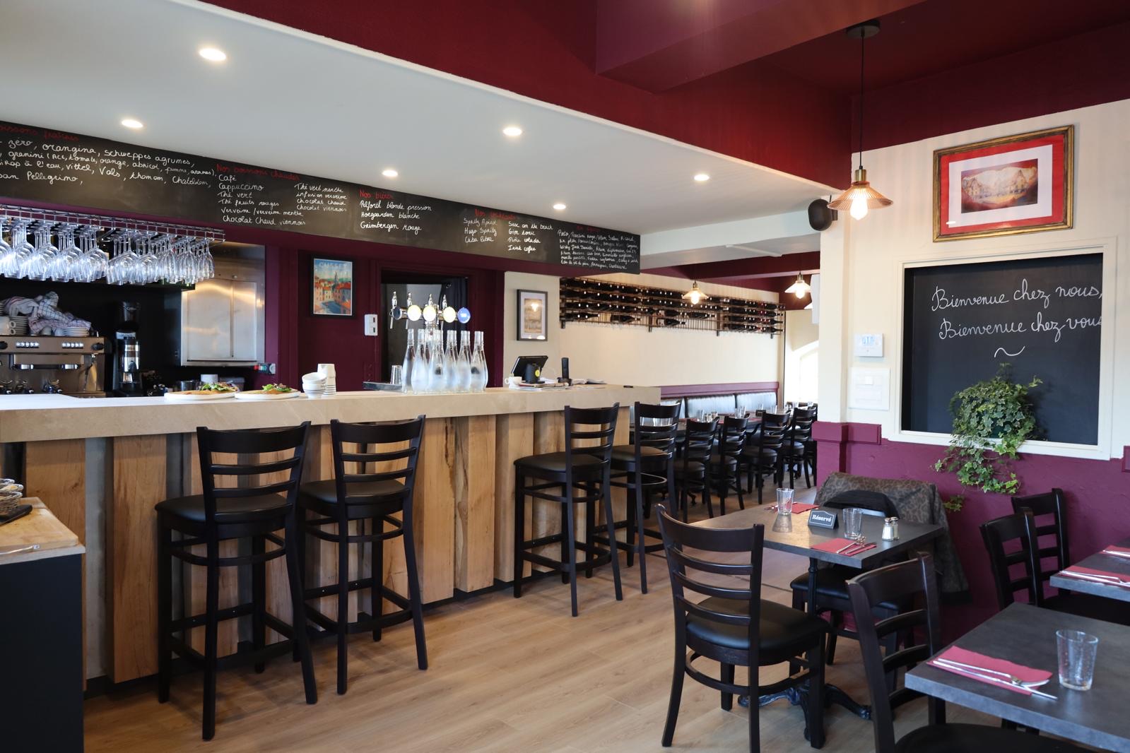 Le comptoir et la salle de La Crêperie du Théâtre à Cusset