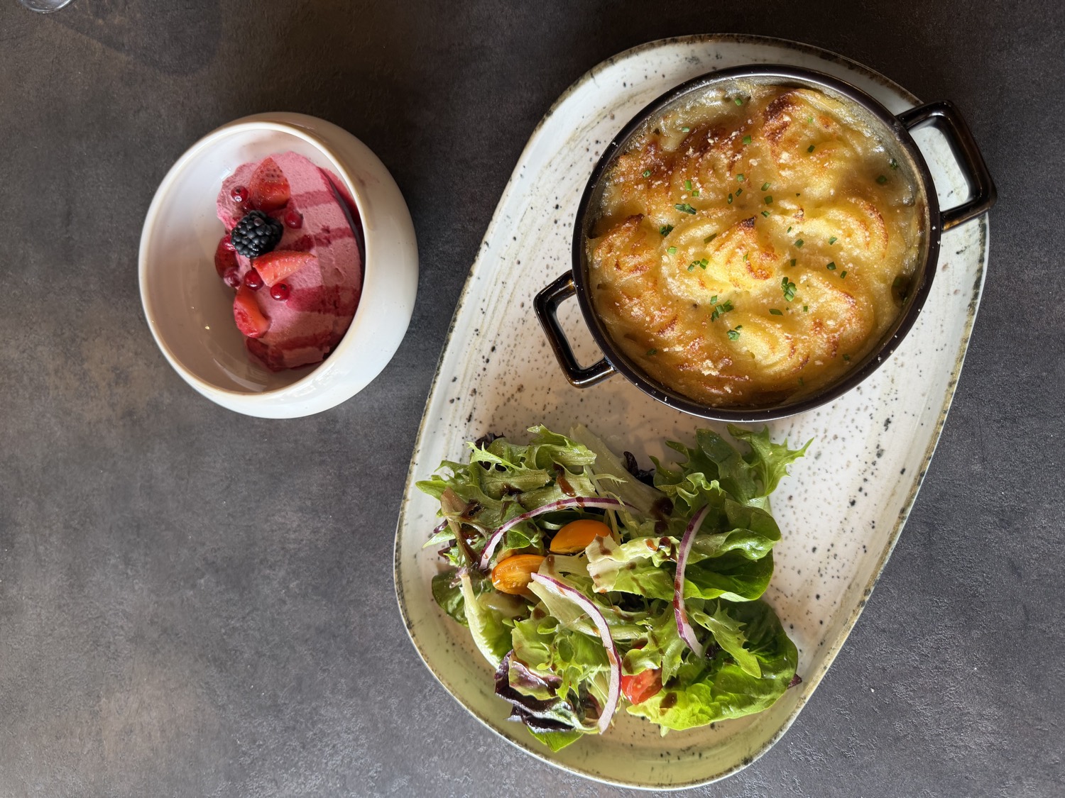 Parmentier gratiné, salade et dessert