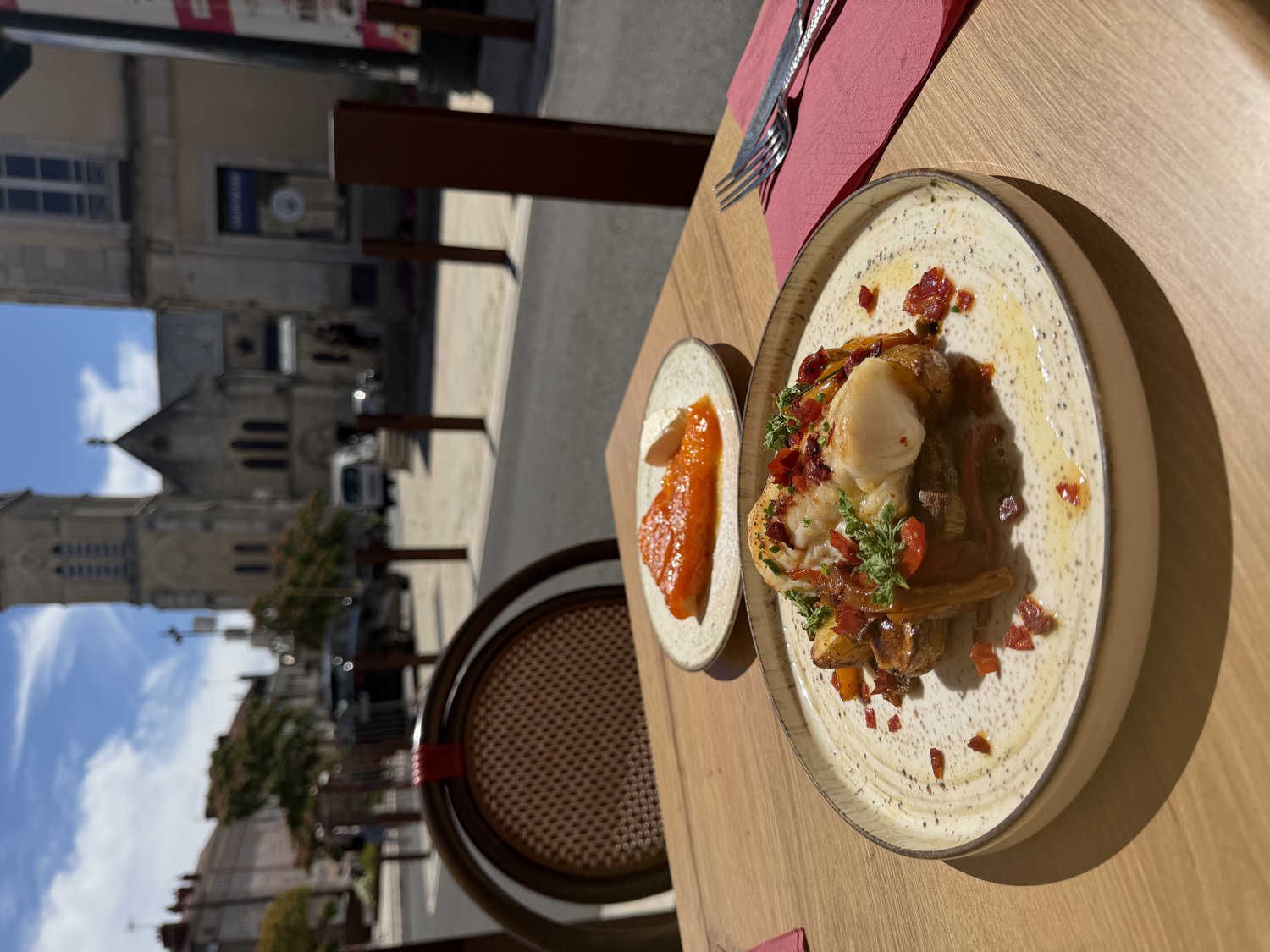 Poisson et pommes grenaille en terrasse face à l'église