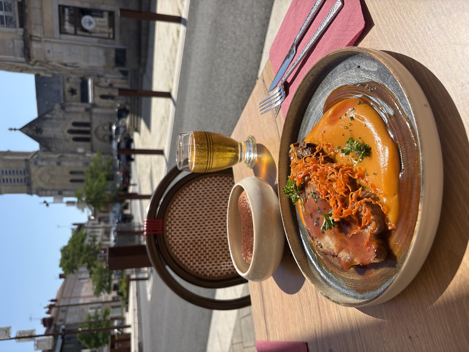 Viande rôtie en terrasse
