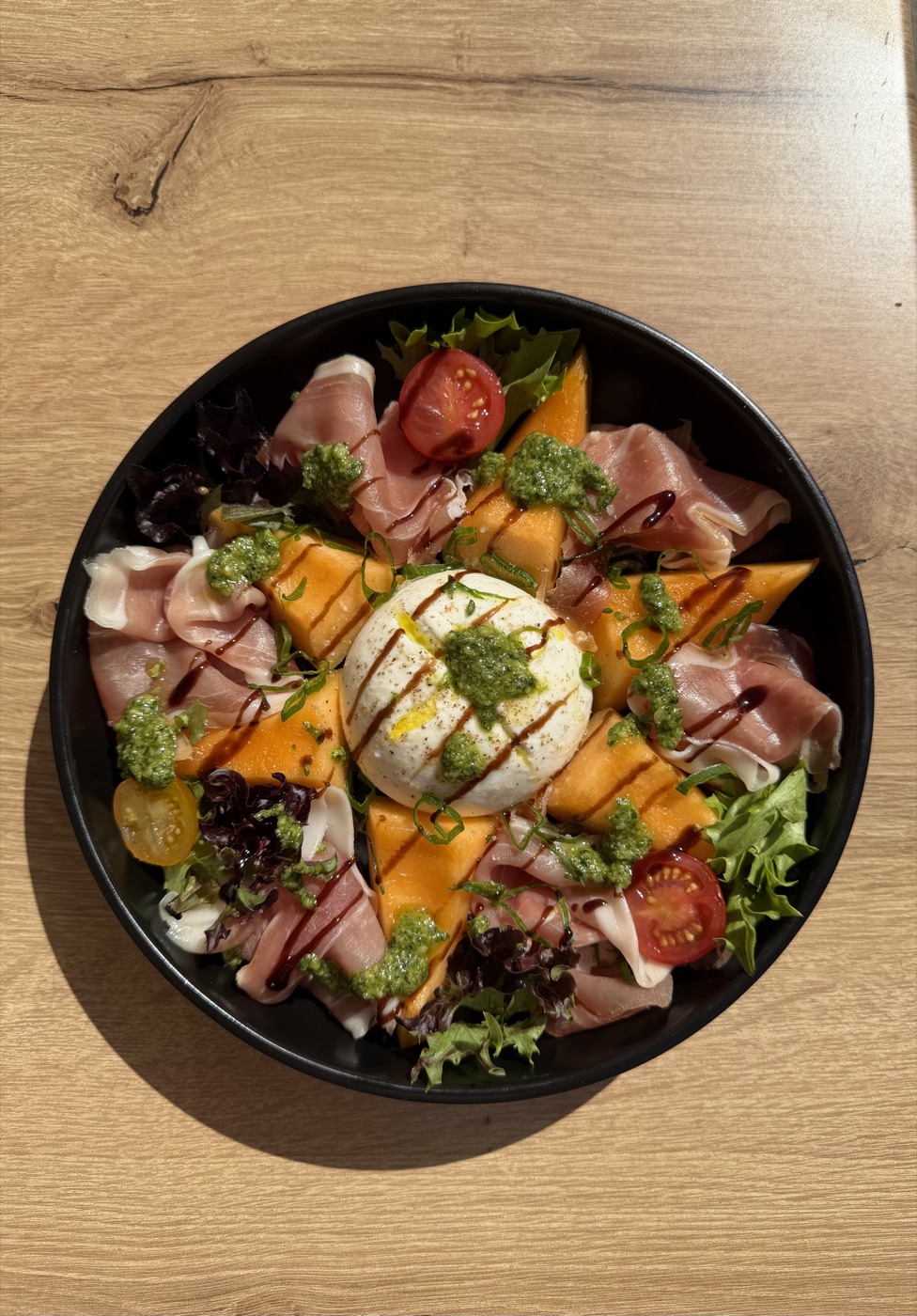 Salade fraîcheur burrata, melon et jambon d'Auvergne